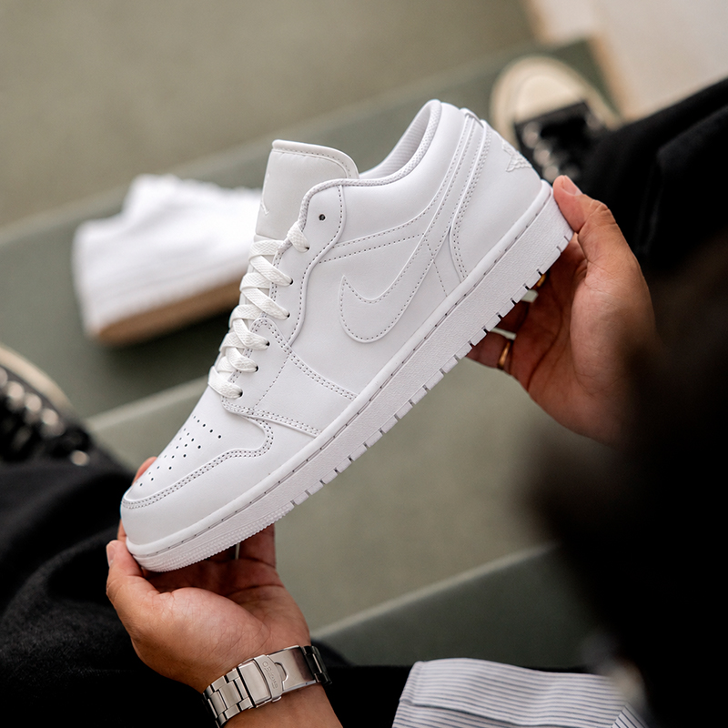 AIR JORDAN RETRO 1 LOW "TRIPLE WHITE" - Imagen 2