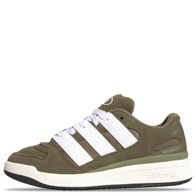 El adidas Forum 2000 “Classic Olive” recupera la esencia del basketball clásico con una silueta de inspiración retro que aporta presencia y carácter a cualquier outfit. Su combinación de tonos oliva y neutros lo convierte en un modelo especialmente fácil de combinar y perfecto para el uso diario, funcionando muy bien con jorts, shorts, cargos, jeans baggy o jeans straight, desde fits relajados hasta propuestas más limpias y estructuradas. Un clásico de adidas con mucha versatilidad que puede convertirse en ese par que combina con todo y eleva cualquier