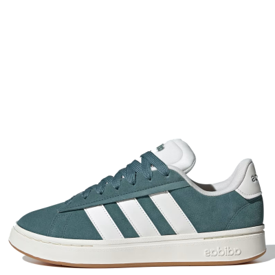 El adidas Grand Court Alpha 00s “Classic Green” combina una estética inspirada en el estilo deportivo de los años 2000 con una silueta moderna y urbana. Su contraste entre verde y tonos neutros aporta personalidad sin perder facilidad para combinar, funcionando especialmente bien con jorts, shorts, cargos, jeans baggy o jeans straight. Una opción versátil para construir desde un fit relajado hasta uno más limpio, ideal para quienes buscan darle un toque de color a sus outfits sin perder el estilo clásic