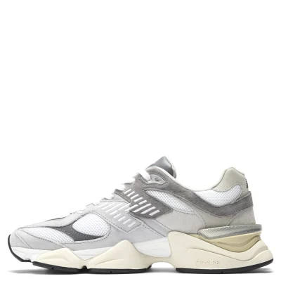 El New Balance 9060 “Rain Cloud” combina la estética futurista de los runners de los 2000 con una silueta robusta y de gran presencia, destacando por sus tonos grises que aportan un look sofisticado, limpio y fácil de llevar. Sus múltiples paneles y texturas le dan profundidad visual, mientras su paleta neutra funciona especialmente bien con jorts, shorts, cargos, jeans baggy o jeans straight, desde fits relajados hasta propuestas streetwear más estructuradas. Una silueta con mucha personalidad que puede convertirse en el par clave para elevar tu ou