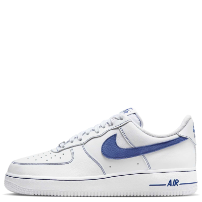 El Nike Air Force 1 Low PRM “Royal Blue” lleva la esencia del AF1 clásico a una propuesta más llamativa, destacando por sus acabados en Royal Blue y una construcción premium. Mantiene elementos característicos como la puntera perforada, amortiguación Nike Air y suela de goma, combinando la herencia del basketball con una estética urbana y versátil.