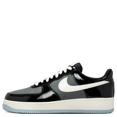 El Nike Air Force 1 Low ’07 “Black/Iron Grey Patent” mantiene la silueta clásica del AF1 con una propuesta más sofisticada gracias a sus acabados en charol, combinando negro, Iron Grey y sutiles detalles Sail y Armory Blue. Su construcción conserva la amortiguación Nike Air y la clásica suela de goma, mientras el contraste de materiales aporta una apariencia más llamativa y elegante.