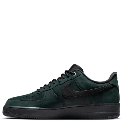 El Nike Air Force 1 Low ’07 “Black Nubuck” lleva la esencia del clásico AF1 a una propuesta completamente negra, destacando por su acabado en nubuck, que aporta una textura más sofisticada y una apariencia premium. Su diseño conserva la esencia icónica de la silueta, mientras el colorway funciona especialmente bien con jorts, shorts, cargos, jeans baggy o jeans straight, desde un fit relajado hasta una propuesta más limpia y contundente. Un AF1 con carácter que puede convertirse en ese par esencial para llevar cualquier outfit a otro nivel.