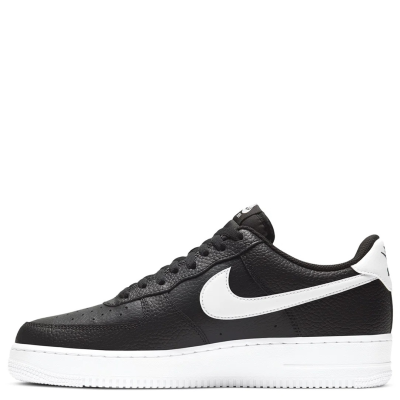 El Nike Air Force 1 Low ’07 “Classic Black-White” mantiene la esencia del AF1 con una combinación de negro y blanco que aporta un contraste atemporal y fácil de llevar. Su construcción clásica conserva la identidad del modelo, mientras su estética funciona especialmente bien con jorts, shorts, cargos, jeans baggy o jeans straight, desde un fit relajado hasta una propuesta más limpia y estructurada. Un básico de Nike con presencia que puede convertirse en ese par imprescindible para elevar tus outfits.