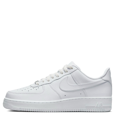 El Nike Air Force 1 Low ’07 “Classic Triple White” es uno de los colorways más icónicos del AF1. Su diseño completamente blanco mantiene la estética clásica de la silueta, con upper de cuero, perforaciones en la puntera, amortiguación Nike Air y suela de goma. Lanzado originalmente para el básquetbol en 1982, hoy es un básico de la cultura urbana y del streetwear.