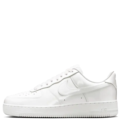 El Nike Air Force 1 ’07 “Patent Leather” eleva el clásico AF1 con un acabado de charol que le da una apariencia más brillante y sofisticada. Mantiene la construcción característica de la silueta, con cuero premium, perforaciones en la puntera, unidad Nike Air y suela de goma con patrón de pivote para amortiguación, tracción y durabilidad. Una versión que combina la esencia del AF1 con un acabado más llamativo.