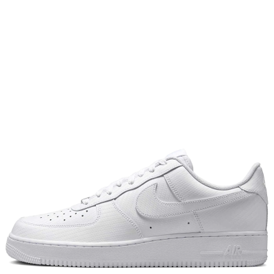 El Nike Air Force 1 Low ’07 “White/Carbon Fiber” actualiza el clásico AF1 con una estética completamente blanca y detalles con textura de fibra de carbono, aportando un contraste sutil y un acabado más técnico. Mantiene su construcción característica con cuero, perforaciones en la puntera, amortiguación Nike Air y suela de goma, conservando la esencia del modelo original de 1982. El código del modelo es HF2886-100.