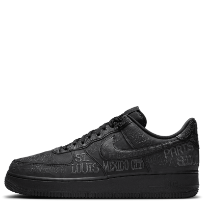 El Nike Air Force 1 Low ’07 “World Tour Black” forma parte del concepto World Tour, inspirado en la presencia global del AF1. Su base completamente negra incorpora detalles y nombres de ciudades bordados tono sobre tono, junto con el distintivo “Tour ’82” en el talón. Mantiene la construcción clásica de cuero, amortiguación Nike Air y suela de goma, combinando la esencia del AF1 con un acabado más exclusivo.