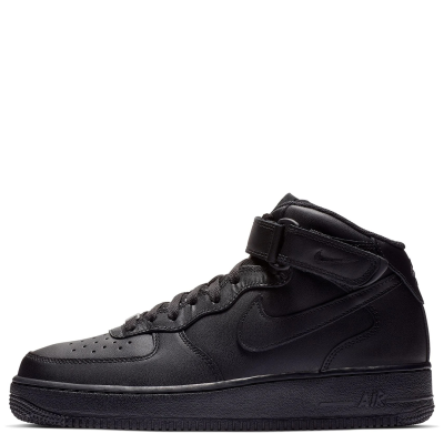 El Nike Air Force 1 Mid ’07 “Triple Black” mantiene la esencia del AF1 de 1982 en una versión completamente negra. Su diseño incorpora cuero, cuello y lengüeta acolchados, amortiguación Nike Air y suela de goma, ofreciendo comodidad y durabilidad con una estética urbana y sobria. Una silueta clásica que combina la herencia del basketball con el estilo cotidiano. El código del modelo es CW2289-001.