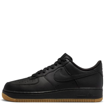 El Nike Air Force 1 ’07 “Black/Gum” combina la esencia del icónico AF1 de 1982 con una estética urbana y sobria. Su construcción incorpora revestimientos de cuero cosido, amortiguación Nike Air y una clásica suela Gum que aporta contraste y durabilidad. Un modelo versátil que mantiene la identidad original del basketball y el estilo del AF1.