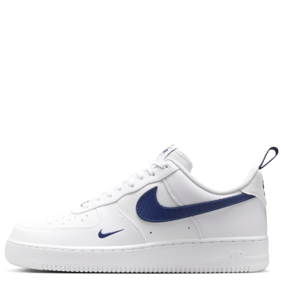 El Nike Air Force 1 ’07 “Tech ESS” mantiene la esencia del clásico de 1982 con una propuesta urbana y contemporánea. Su construcción incorpora revestimientos de cuero cosido, amortiguación Nike Air y suela de goma, mientras los detalles textiles y bordados aportan un acabado más premium. Una versión que combina la herencia del basketball con el estilo cotidiano.