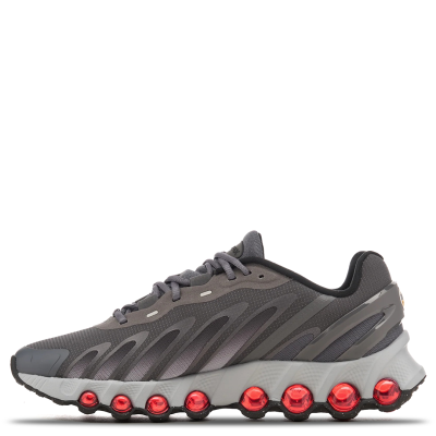 El Nike Air Max Dn8 “Iron Grey/Bright Crimson” combina una base en Iron Grey con llamativos detalles Bright Crimson, creando una estética deportiva y futurista. Su sistema Dynamic Air con ocho tubos de aire presurizado ofrece una pisada reactiva, mientras el upper de malla favorece la transpirabilidad y la espuma aporta comodidad. Una silueta pensada para el movimiento y el uso diario.