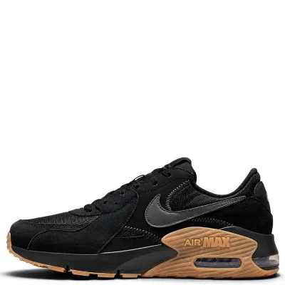 El Nike Air Max Excee “Black/Gum” reinterpreta la esencia del Air Max 90 con una estética urbana y sobria. Su diseño combina una base negra con una clásica suela Gum, mientras las líneas alargadas y la unidad Max Air visible modernizan la silueta. Su construcción en malla, cuero y gamuza aporta textura, comodidad y durabilidad para el uso diario.