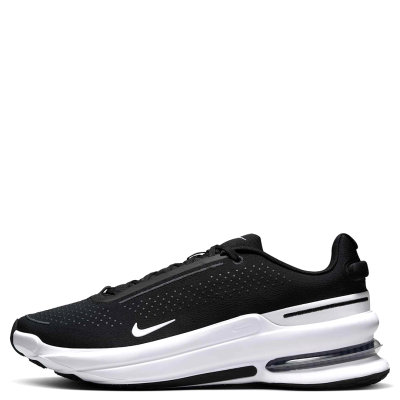 El Nike Air Zoom Upturn SC “Black and White” combina una estética deportiva y versátil con una construcción enfocada en comodidad para el día a día. Su parte superior de malla ligera y transpirable se complementa con una entresuela de espuma y una generosa unidad Air Zoom en el talón, ofreciendo una pisada ágil y responsiva.