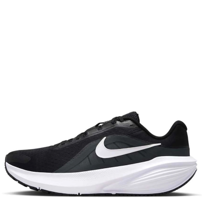 El Nike Downshifter 14 “Clásico” mantiene una estética deportiva y limpia, pensada para quienes buscan una silueta versátil que funcione tanto en el día a día como en looks más urbanos. Su diseño ligero y dinámico se adapta especialmente bien con jorts, shorts, cargos, jeans baggy o jeans straight, permitiendo crear desde un fit relajado hasta una propuesta streetwear más deportiva. Un modelo fácil de llevar y con una esencia atemporal que puede convertirse en ese par que completa tu outfit y lo lleva a otro nivel.