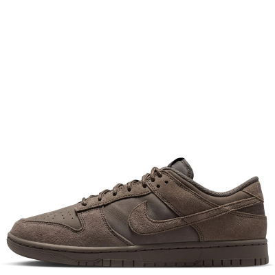 El Nike Dunk Low Retro “Cave Stone” apuesta por una estética sobria y terrosa, con una combinación de tonos neutros que resalta la esencia clásica de la silueta. Su diseño limpio y fácil de llevar funciona especialmente bien con jorts, shorts, cargos, jeans baggy o jeans straight, permitiendo construir desde un fit relajado hasta una propuesta más minimalista. Un colorway versátil que puede convertirse en ese par esencial para elevar tus outfits del día a día.