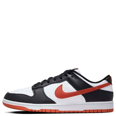 El Nike Dunk Low Retro “Dragon Red” aporta una energía intensa a la clásica silueta Dunk, destacando por sus detalles en rojo que le dan una presencia fuerte y deportiva. Su estética funciona especialmente bien con jorts, shorts, cargos, jeans baggy o jeans straight, permitiendo crear desde un fit streetwear relajado hasta una propuesta más contundente. Un colorway con carácter que puede convertirse en el protagonista de tu outfit.