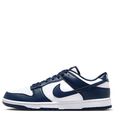 El Nike Dunk Low Retro “Midnight Navy” combina la esencia clásica del Dunk con una estética sobria y elegante, destacando por sus tonos azul marino que aportan profundidad y versatilidad. Su diseño funciona especialmente bien con jorts, shorts, cargos, jeans baggy o jeans straight, permitiendo crear desde un fit streetwear relajado hasta una propuesta más limpia y estructurada. Un colorway atemporal que puede convertirse en ese par clave para elevar tus outfits.