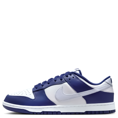 El Nike Dunk Low Retro “Royal Blue” lleva la esencia clásica del Dunk a una propuesta limpia y llamativa, destacando por sus tonos azul real y blanco que aportan un contraste vibrante. Su estética funciona especialmente bien con jorts, shorts, cargos, jeans baggy o jeans straight, permitiendo crear desde un fit relajado hasta una propuesta streetwear más marcada. Un colorway con presencia que puede convertirse en el protagonista de tu outfit.