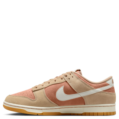 El Nike Dunk Low Retro “Hemp Pink” aporta una estética suave y sofisticada a la clásica silueta Dunk, combinando tonos neutros con detalles en rosa que le dan un toque distintivo y fácil de llevar. Su paleta funciona especialmente bien con jorts, shorts, cargos, jeans baggy o jeans straight, permitiendo crear desde un fit relajado hasta una propuesta streetwear más cuidada. Un colorway con personalidad y versatilidad, ideal para darle un toque diferente a tu colección.