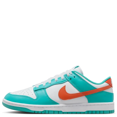 El Nike Dunk Low Retro “Miami Dolphins” lleva la energía de la cultura deportiva de Miami a la clásica silueta Dunk, destacando por una combinación de tonos verde, naranja y blanco que le aporta una estética fresca y vibrante. Su paleta funciona especialmente bien con jorts, shorts, cargos, jeans baggy o jeans straight, permitiendo crear desde un fit relajado hasta una propuesta streetwear más llamativa. Un colorway con personalidad que puede convertirse en el protagonista de tu outfit.