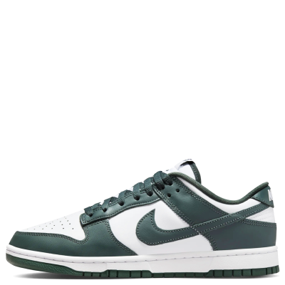 El Nike Dunk Low Retro “Michigan State” lleva la esencia clásica del Dunk a una combinación inspirada en los colores tradicionales de Michigan State, destacando por sus tonos verde y blanco que aportan un contraste limpio y deportivo. Su estética funciona especialmente bien con jorts, shorts, cargos, jeans baggy o jeans straight, permitiendo crear desde un fit relajado hasta una propuesta streetwear más marcada. Un colorway con identidad que puede darle el toque distintivo a tu outfit.