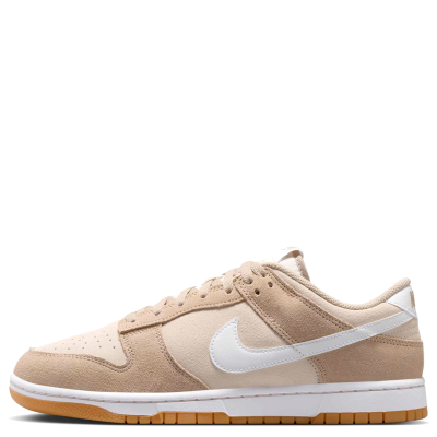 El Nike Dunk Low Retro “Ivory Crush” apuesta por una estética limpia y sofisticada, con tonos marfil que suavizan la clásica silueta Dunk y la convierten en una opción fácil de llevar. Su paleta neutra funciona especialmente bien con jorts, shorts, cargos, jeans baggy o jeans straight, permitiendo crear desde un fit relajado hasta una propuesta más minimalista y cuidada. Un colorway atemporal que aporta versatilidad y ese toque limpio capaz de llevar cualquier outfit a otro nivel.