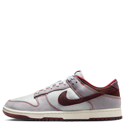 El Nike Dunk Low Retro “Rattan” apuesta por una estética cálida y natural, combinando tonos tierra que le dan a la clásica silueta Dunk un carácter más relajado y sofisticado. Su paleta neutra funciona especialmente bien con jorts, shorts, cargos, jeans baggy o jeans straight, desde un fit streetwear relajado hasta una propuesta más limpia y minimalista. Un colorway fácil de incorporar a diferentes estilos y perfecto para quienes buscan un Dunk con una presencia más sobria y versátil.