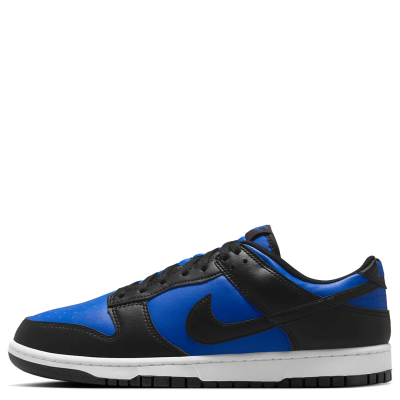 El Nike Dunk Low Retro “Hyper Royal” lleva la esencia clásica del Dunk a una combinación de Hyper Royal, blanco y negro, logrando una estética fresca, deportiva y con mucho contraste. Su silueta funciona especialmente bien con jorts, shorts, cargos, jeans baggy o jeans straight, permitiendo crear desde un fit streetwear relajado hasta una propuesta más marcada. Un colorway con personalidad y fácil de incorporar que puede convertirse en el par perfecto para darle protagonismo a tu outfit.