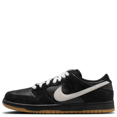 El Nike SB Dunk Low Pro “Black/Gum” fue creado para el skateboarding, combinando una estética completamente negra con una clásica suela Gum que aporta contraste. Su diseño de perfil bajo incorpora cuello acolchado, entresuela de espuma y suela de goma con punto de pivote, ofreciendo comodidad, amortiguación ligera y tracción para la tabla. 