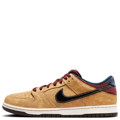 El **Nike SB Dunk Low Pro “Celestial Team Red”** se inspira en la elegancia de los antiguos cines parisinos, combinando un upper de cuero con acabado vintage y detalles de terciopelo en tonos Dark Team Red y azul marino. Creado para el skateboarding, mantiene la esencia funcional de la línea SB mientras aporta una estética sofisticada y diferente. Por su paleta cálida y su silueta, funciona especialmente bien con **jorts, shorts, cargos, jeans baggy o jeans straight**, desde fits relajados hasta propuestas más cuidadas. Un Dunk con personalidad propia que puede convertirse en la pieza protagonista de tu outfit.