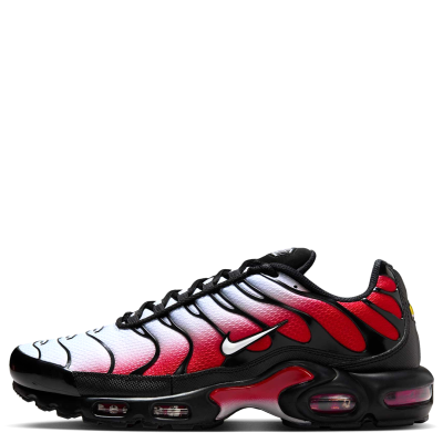 El **Nike Air Max Plus “University Red”** mantiene la esencia desafiante de la silueta de 1998, destacando por sus líneas onduladas, estructura de TPU y detalles en **University Red**. Su construcción combina malla y materiales sintéticos, mientras las unidades **Nike Air** aportan amortiguación ligera y la suela de goma ofrece tracción duradera. ([nike.com.pe][1])

[1]: https://www.nike.com.pe/nike-air-max-plus-zapatillas-para-hombre/604133-050/10688071002.html?utm_source=chatgpt.com "Compra Nike Air Max Plus por PEN 799.90 | Nike Perú"