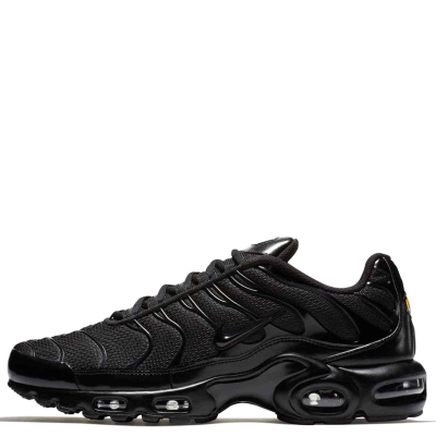 El Nike Air Max Plus TN “Triple Black” lleva el carácter desafiante de la silueta de 1998 a una estética completamente negra. Su diseño mantiene las características líneas onduladas, estructura de TPU y malla transpirable, mientras la tecnología Tuned Air aporta estabilidad y amortiguación. Una combinación de estética urbana, comodidad y la esencia original del TN.