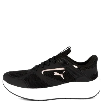 El Puma Blaze Lite “Black and White” está pensado para acompañarte en el gimnasio y tus sesiones de entrenamiento, combinando una estética deportiva con el clásico contraste de negro y blanco. Su diseño ligero y cómodo permite moverte con libertad durante diferentes ejercicios, mientras que su comodidad lo convierte también en una excelente opción para el uso diario. Funciona especialmente bien con shorts deportivos, buzos deportivos, jorts o cargos, pasando fácilmente del entrenamiento a un look casual. Una zapatilla cómoda, funcional y versátil para acompañarte dentro y fuera del gym.