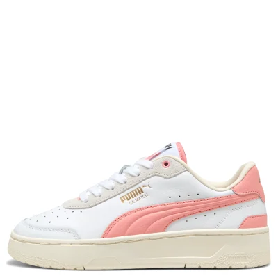 El Puma CA Match Court “White/Pink” es una silueta clásica para mujer que combina una estética limpia y femenina con una base blanca y detalles en rosa que aportan un toque delicado y moderno. Su diseño está pensado principalmente para el uso diario, siendo una opción cómoda y fácil de llevar en diferentes ocasiones. Funciona especialmente bien con jorts, shorts, jeans baggy, jeans straight o cargos, desde looks casuales y relajados hasta propuestas más femeninas y cuidadas. Una zapatilla versátil y atemporal que puede convertirse en ese par ideal para acompañarte todos los días.