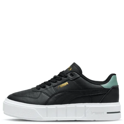 El Puma Court Match “Clásico Black” es una silueta clásica que combina una estética limpia, urbana y atemporal con una base completamente negra que facilita cualquier combinación. Su diseño está pensado principalmente para el uso diario, ofreciendo comodidad para acompañarte en diferentes actividades y ocasiones. Funciona especialmente bien con jorts, shorts, jeans baggy, jeans straight o cargos, desde looks casuales y relajados hasta propuestas más limpias y estructuradas. Un básico versátil y fácil de llevar que puede convertirse en ese par que completa tus outfits todos los días.