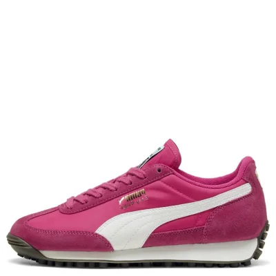 El Puma Easy Rider “Pink” combina una estética deportiva y retro con un tono rosado que aporta un toque fresco y femenino. Su diseño ligero y cómodo lo convierte en una buena opción para gimnasio y entrenamientos, especialmente con shorts deportivos, buzos deportivos o joggers, mientras que su comodidad permite llevarlo también durante el día. Una zapatilla versátil que te acompaña del entrenamiento al uso diario sin perder estilo.