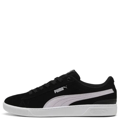 El Puma Vikky V3 “Clásico Black and Pink” es una silueta clásica para mujer que combina una estética femenina y urbana con una base negra y detalles en rosa que aportan un contraste delicado y moderno. Pensado principalmente para el uso diario, su diseño resulta cómodo y fácil de combinar con jorts, shorts, jeans baggy, jeans straight o cargos, desde looks casuales y relajados hasta propuestas más femeninas y cuidadas. Un par versátil y con personalidad que puede convertirse en ese toque de color perfecto para elevar tus outfits.