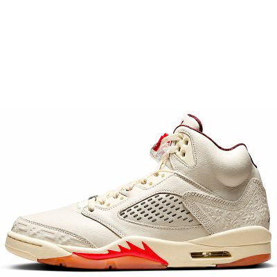 El Air Jordan 5 “El Grito” celebra la cultura mexicana y latinoamericana a través de una de las siluetas más icónicas de Jordan. Su upper de cuero blanco incorpora detalles en relieve inspirados en la artesanía mexicana, como la Talavera, mientras los acentos en rojo, verde y burdeos aportan identidad y carácter al diseño. Por su presencia y combinación de colores, queda especialmente bien con jorts, shorts, cargos, jeans baggy o jeans straight, permitiendo llevarlo desde un look streetwear relajado hasta uno más estructurado. Un modelo con historia, identidad y suficiente personalidad para convertirse en el protagonista de tu outfit.